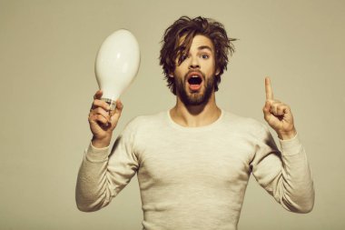 Şaşırmış adamın bir fikri var.