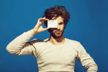 Adam tutun diyet hapı ve vitamin