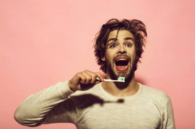 diş macunu diş fırçası, mutlu bir adam olarak