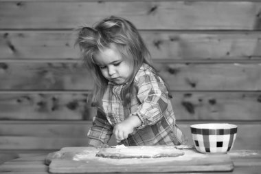 şirin çocuk ile hamur, yemek un ve ahşap kase