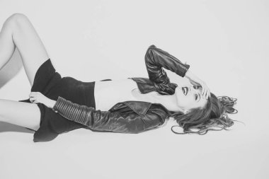 kadın siyah deri ceket.