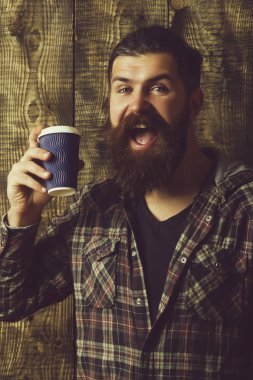 mavi plastik kap ile gülümseyen hipster