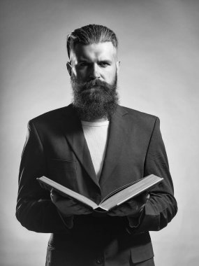 Kitap ile sakallı yakışıklı adam