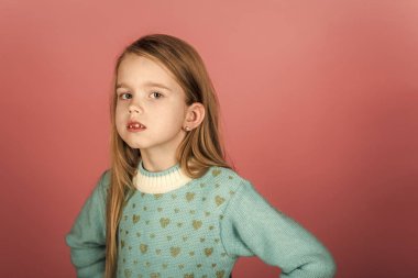 Güzel yüzü şık kızla. Sarı saçlı şık kız