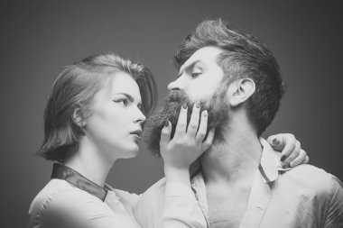 Uzun Sakal, bıyık ve şık saç, açık renkli olan adam. Modern saç modeli adamla Kuaför ziyaret etti. Berber veya Kuaför kavramı. Sakal, şekil verme kadın Kuaför dokunur.