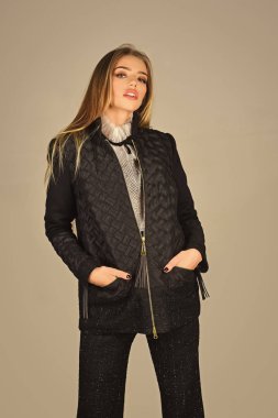 Retro ceket giyen serin öğrenci kadın.