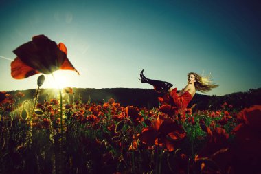 haşhaş tohumu alanındaki kız