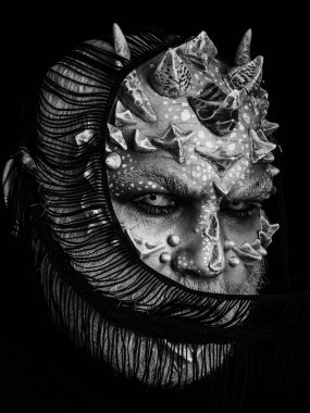 Şeytan siyah izole eşarp ile yüz gizleme