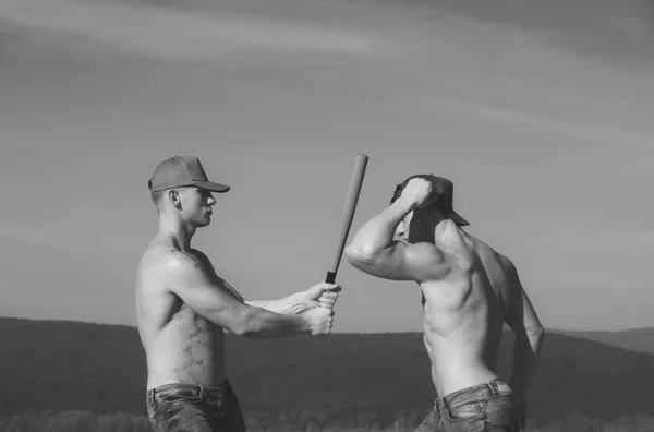 Giovani di uomini con mazza da baseball in mano — Foto Stock