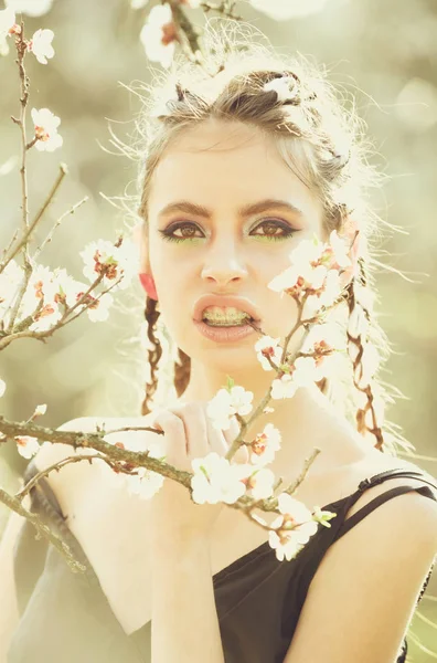 Albero ciliegio fiore primaverile e bella ragazza in fiori — Foto Stock