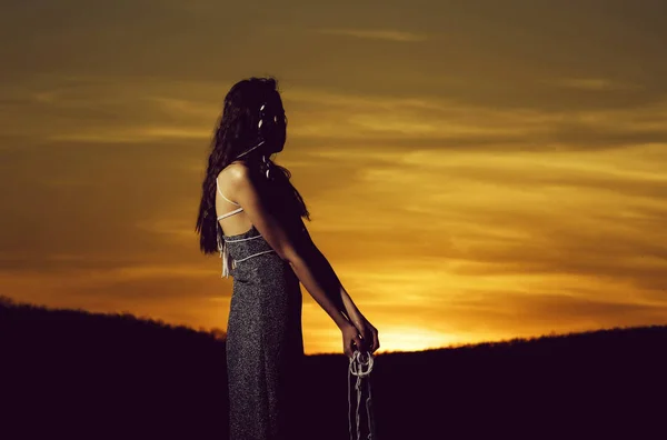 Девушка смотрит идиллический закат — стоковое фото