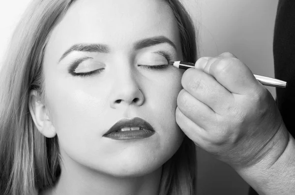 Dívka se zavřenýma očima se make-up na oční víčka — Stock fotografie