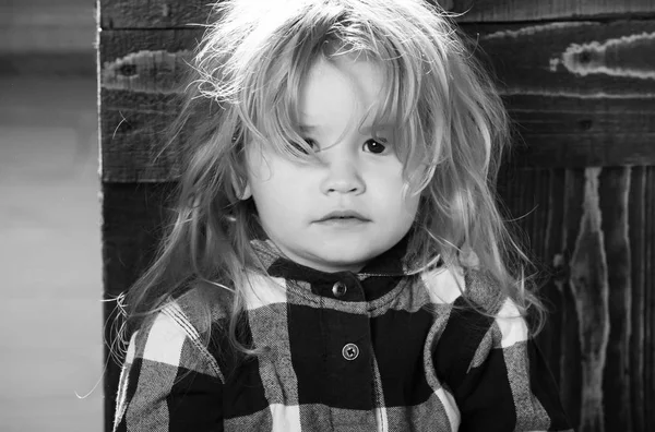 Lindo niño con pelo rubio en camisa a cuadros azul —  Fotos de Stock