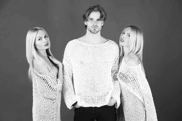 adam iki sevimli kız ayakta dostları