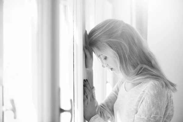 Hübsches Mädchen lehnte an Fensterrahmen — Stockfoto