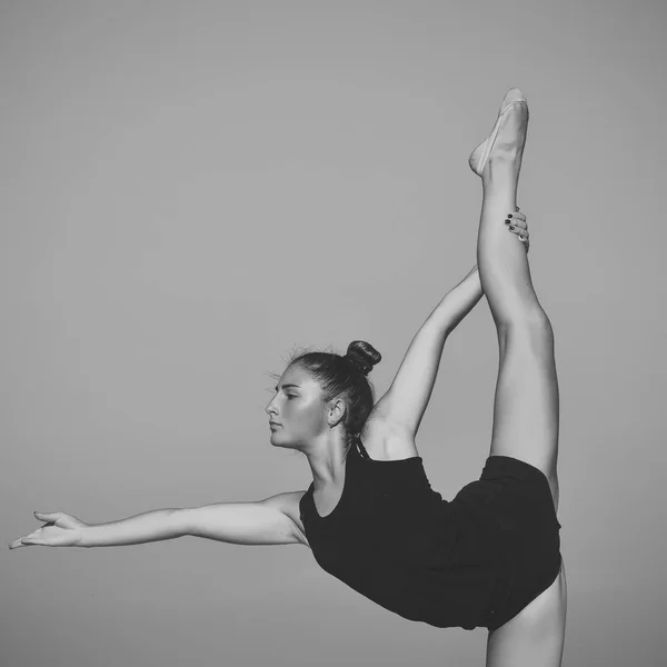 Flexibilidad en acrobacias y salud física . — Foto de Stock