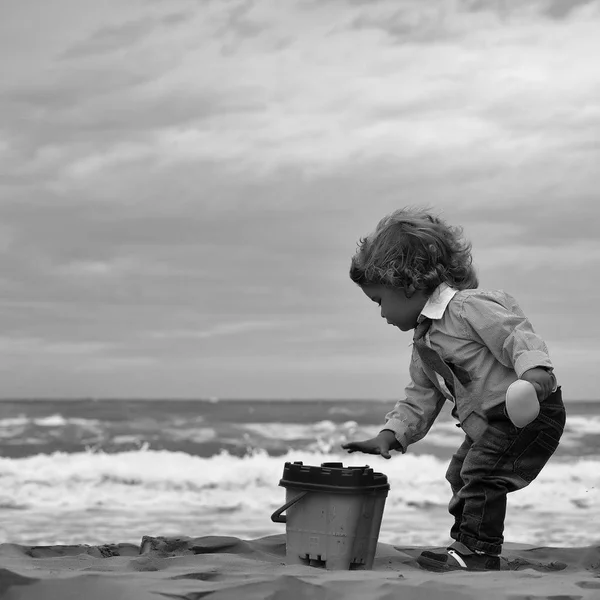 Niño con cubo de paleta de juguete — Foto de Stock