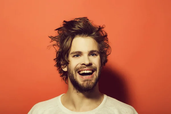 Homme heureux avec de longs cheveux élégants non peignés, matin et salon de coiffure — Photo