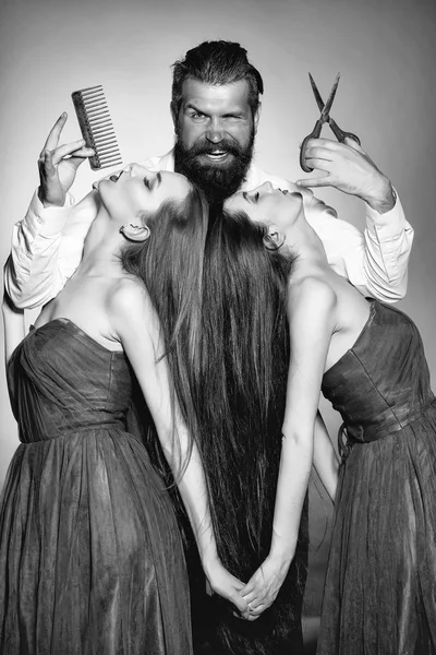 Sakallı adam Kuaför ve iki kadın