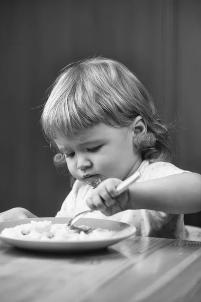 Liten pojke äter gröt — Stockfoto