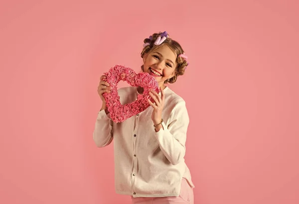 Criança menina pequena com coração em rosa . — Fotografia de Stock