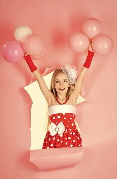 Pequena menina retro moderna em roupas de moda segurar balões — Fotografia de Stock