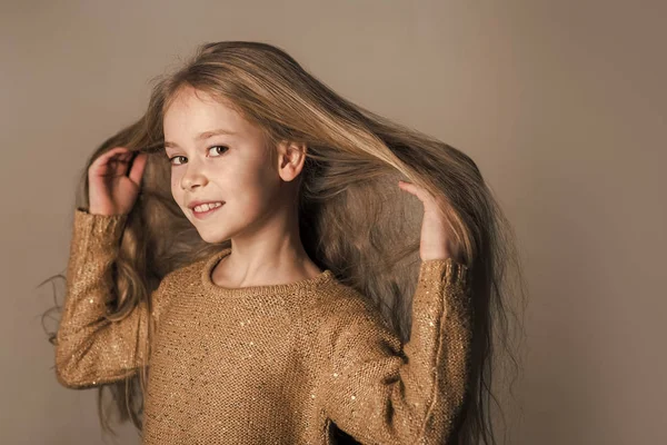 Modelo de hip-hop infantil. bebé con el pelo largo —  Fotos de Stock