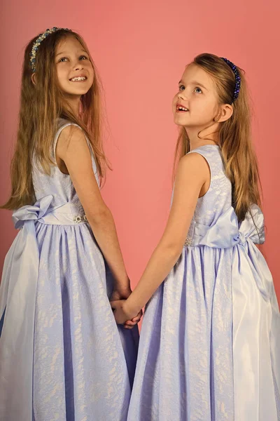 Hermosas hijas jugando en casa en vestido, todo el mundo es feliz — Foto de Stock