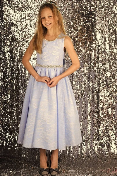 Το χαριτωμένο μικρό κορίτσι σε μπλε φόρεμα σε ασημί φόντο — Φωτογραφία Αρχείου