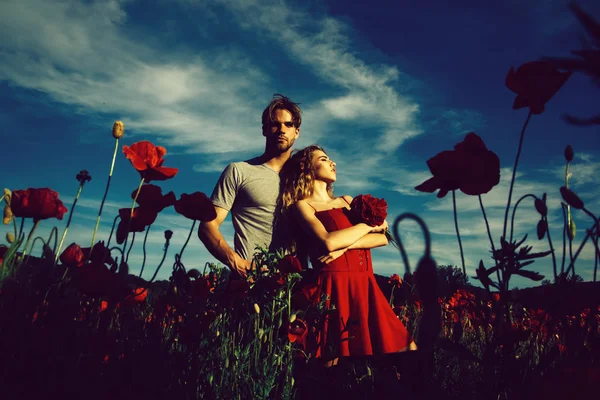 Amor e romance de casal no campo de papoula vermelha — Fotografia de Stock