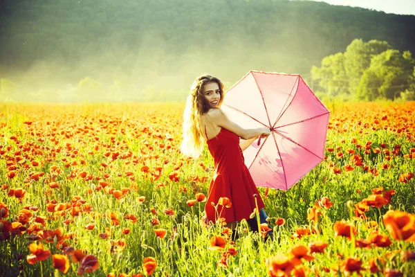 kız şemsiye ile haşhaş tohumu alanındaki