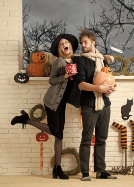 Cadılar Bayramı kadın cadı şapka mutlu hediye kutusu ile göz kırpıyor içinde