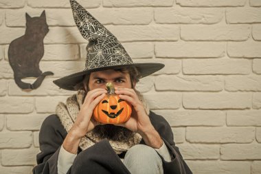 Cadılar Bayramı adam katta oturan cadı şapkalı