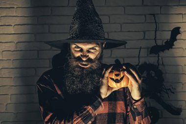 Cadılar Bayramı Balkabağı karanlıkta adamla