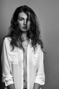 Beyaz gömlekli seksi genç kadın