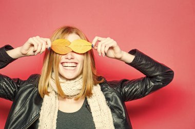 Fularlı şık saç modeliyle gülümseyen.