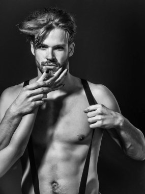 Yakışıklı kaslı seksi adam.