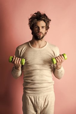 Adam egzersiz yaptıktan sonra uyan, fitness.