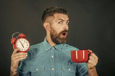 Alarm, kırmızı kupa mükemmel bir sabah.