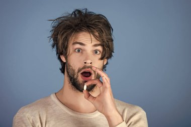 Şaşırmış yüzlü bir adam elinde hapla