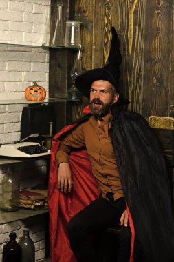 Cadılar Bayramı erkekte cadı şapka ve pelerin