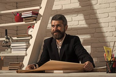 Alternatif eğitim ve bilgi kavramı. Profesör mutlu yüz ifadesi ile