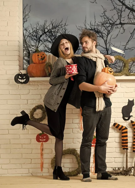 Cadılar Bayramı kadın cadı şapka mutlu hediye kutusu ile göz kırpıyor içinde