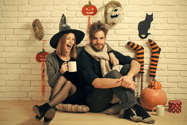 Halloween pár szerelmes ült a padlón — Stock Fotó
