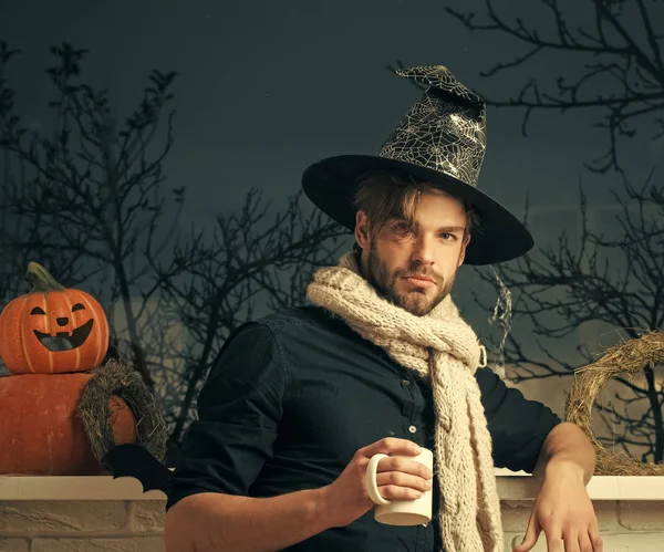 Cadılar Bayramı maço holding Kupası'nda sonbahar ağaçlar penceresiyle