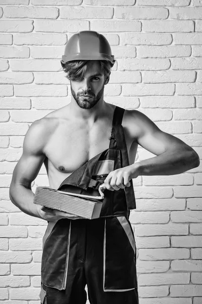 Seksi kaslı erkek yapıcı.