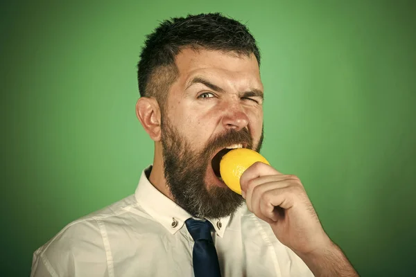 Man med långt skägg äta citron. — Stockfoto