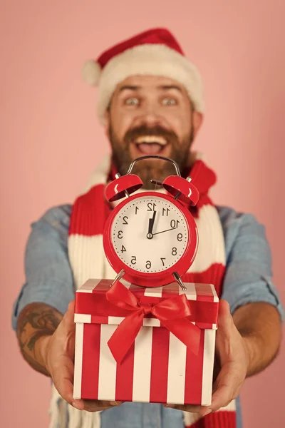 Boîte cadeau de Noël et réveil aux mains floues de l'homme — Photo