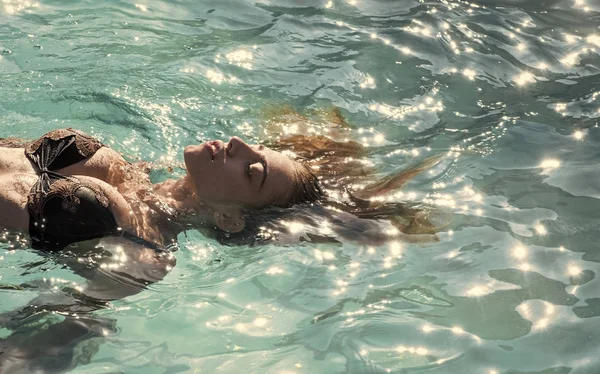 Relájese en la piscina spa, refresco y cuidado de la piel. La belleza de la mujer es hidratada. Maldivas o agua de playa de Miami. Mujer sexy en el mar Caribe en Bahamas. Vacaciones de verano y viajes al océano . — Foto de Stock