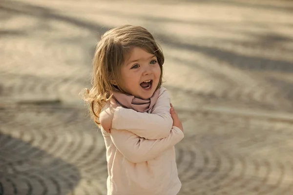 Happy kid χαμόγελο με αγκαλιά χειρονομία ηλιόλουστη ημέρα — Φωτογραφία Αρχείου